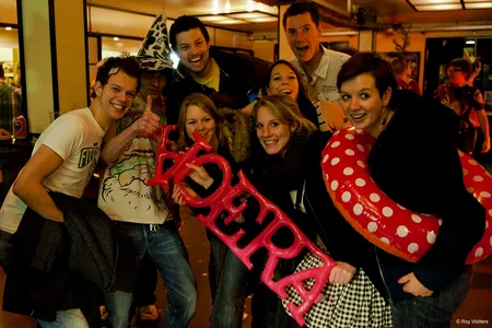 Ook deze opmerkelijk gewoontjes uitziende jongens en meisjes werden keeswaardig bevonden. De zwemband met polkadots is erg subtiel.