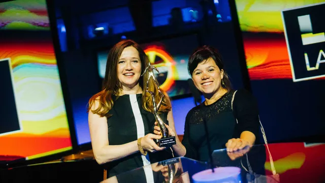 Sarah en Ester bij tv-beelden uitreiking schuldig