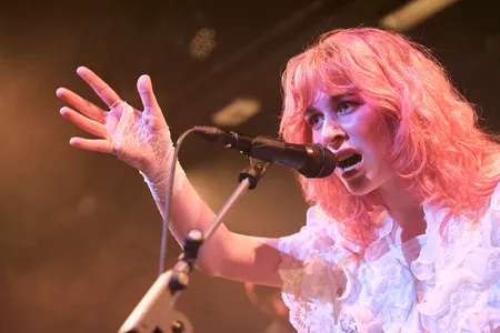 Mayte Veenstra zingt heel intens