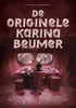Een filmische illustratie met de titel De Originele Karina Beumer in grote witte letters. Op de voorgrond zit iemand in een stoel achter een rood controlepaneel en kijkt door drie ramen naar mensen die aan de andere kant zichtbaar zijn.