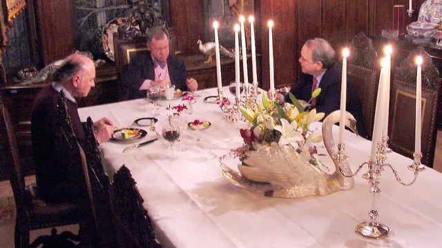 Marc Faber (links), Jim Rogers en Daniel Yergin (rechts) in gesprek