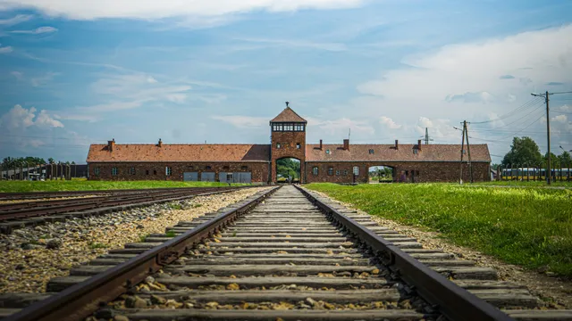 Beeld van treinspoor en hoofdingang Auschwitz-Birkenau
