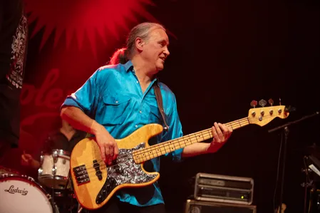 De bassist van Splendid spelend tijdens het optreden