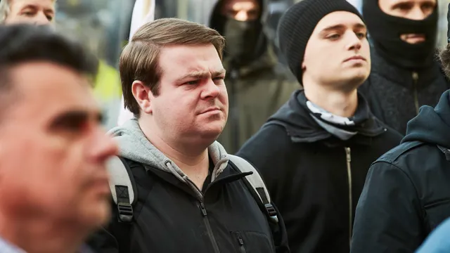 Andrew Ellis als Robbie