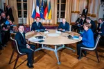 Van links de Oekraïense President Volodymyr Zelensky, de Franse President Emmanuel Macron. Russische President Vladimir Putin en de Duitse Bondskanselier Angela Merkel bij een bespreking over Oekraïne in de Elysee Paleis, Parijs 9 december 2019