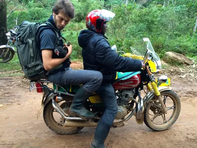 Fotograaf Joris met de kip op de motor