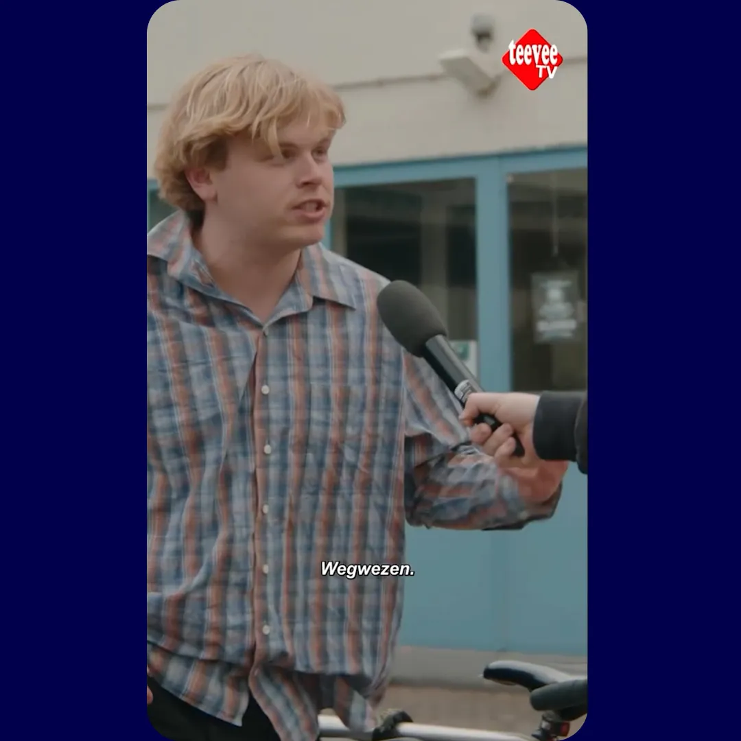 Jonge man die wordt geinterviewd op straat. Je ziet hem geangageerd staat en er is een microfoon en hand in beeld.
