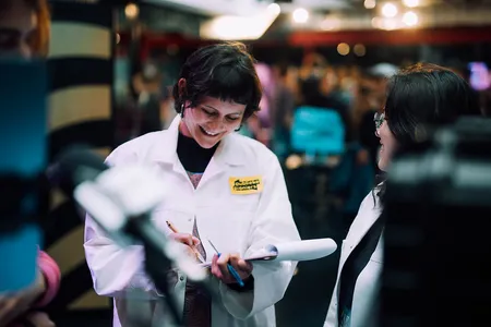 Lin en Nina van VPRO Medialab op de hackathon