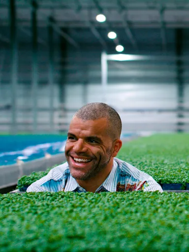 Yousef Gnaoui en Pepijn Lanen kijken naar links terwijl ze in een hal zijn met veel kleine groene plantjes.