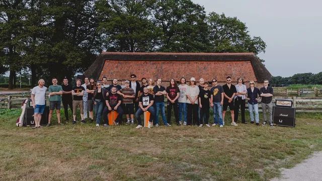 Alle acht acts die je op de lp kan horen, fotoshoot op de Ginkelse Heide