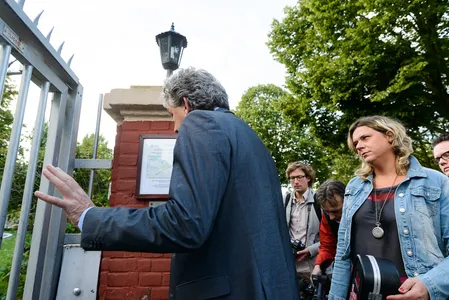 Eduard Nazarski (Amnesty) belt aan bij de Russische ambassade in Den Haag