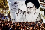 TEHRAN, IRAN - NOVEMBER 1979: While holding photos and paintings of the religious leader of the 1979 Iranian revolution; Ruhollah Musavi Khomeini, as well as other religious icons, a large group of protesters participate at the demonstration in front of the U.S. embassy during the hostage crisis which was a diplomatic crisis between Iran and the United States where 52 U.S. diplomats were held hostage for 444 days from November 4, 1979 to January 20, 1981, after a group of Islamist students took over the American embassy in support of the Iranian revolution. (Photo by Reza/Webistan). Téhéran, Iran - novembre 1979 : Un groupe de manifestants tenant un portrait du chef religieux de la révolution iranienne de 1979, Rubollah Musavi Khomeini, participe à une manifestation devant l'ambassade américaine, pendant la crise des otages. La crise des otages à Téhéran fut une crise diplomatique entre l'Iran et les Etats Unies durant laquelle 52 diplomates américains furent pris en otage par un groupe d'étudiants islamistes après qu'ils se soient emparés de  l'ambassade américaine dans le cadre de leur soutien à la révolution islamique. Les otages restèrent  prisonniers pendant 444 jours du 4 novembre 1979 au 20 janvier 1981 (Photo de Reza/Webistan)
