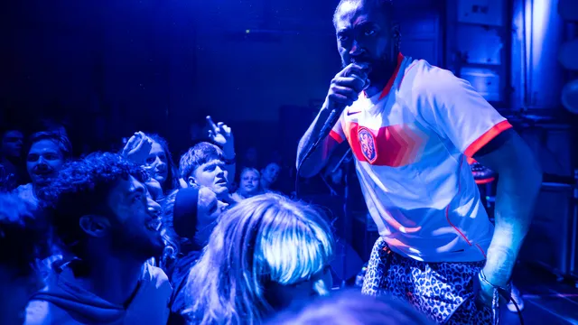 Zanger Ray Fuego van Ploegendienst in actie