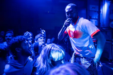 Zanger Ray Fuego van Ploegendienst in actie