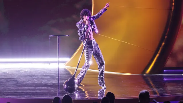 Sombr in een glitterpak bij zijn optreden van de Grammy's.