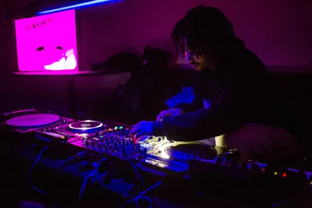 Rural Juror in de Stranded FM luisterkamer