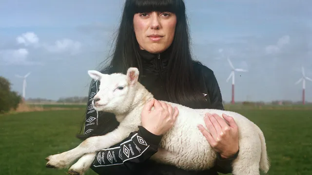 Tina Farifteh in Sexbierum met een lammetje