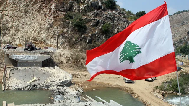 vlag van libanon boven kapotte brug