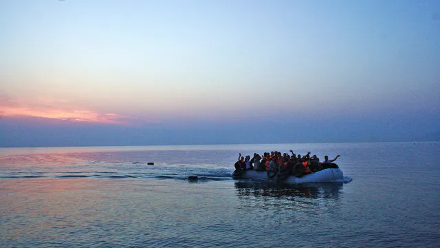 Vluchtelingen arriveren in een grote rubberboot op Kos, Griekenland
