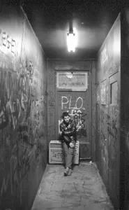 Gerard ‘Koekie’ Kollaard, bassist Rakketax #1, het Kaasee in Rotterdam (maart 1980, foto Harry Haakman)