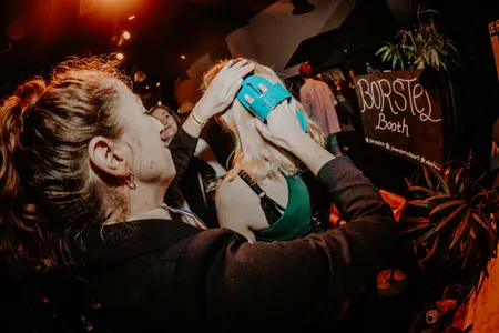 Borstelen in de foyer op Magic Tom & Yuri’s Goochelfest 2, vrijdag 14 november 2025 @ De Helling