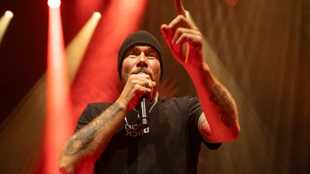 Close‑up van zanger Pat van Splendid tijdens het optreden in de Nobel in Leiden