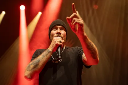 Close‑up van zanger Pat van Splendid tijdens het optreden in de Nobel in Leiden