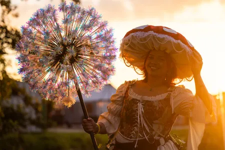 Dame in paddestoelenkostuum op Castlefest