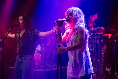 Twee zangeressen van Splendid zingend en bewegend op het podium