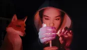 Soraya Akhalaghi steekt een kaars aan.