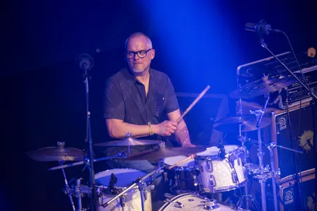 Close‑up van de drummer van Splendid tijdens het optreden in de Nobel in Leiden