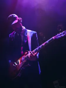 De gitarist van Captain J Wright