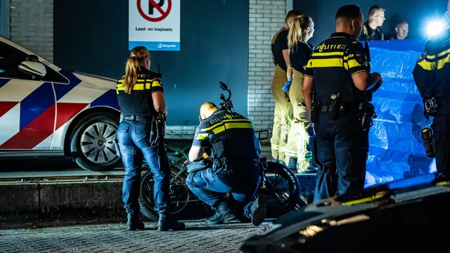 politieauto's- en agenten bij een fatbike en met een blauw zichtscherm