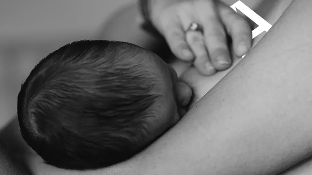 Baby drinkt uit borst