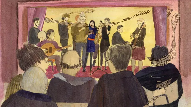 In een watercolor-illustratie in de stijl van een schetsboek, zien we een publiek dat naar een muzikale uitvoering op een klein podium kijkt. De illustratie is omlijst door een roze-paarse gordijnrand. Op het podium, dat verlicht wordt door geel licht, staat een groep van zeven muzikanten. In het midden zingt een vrouw met donker haar in een blauwe jurk met een oranje accent. Links van haar bespeelt een zittende man een luit-achtig instrument. Achter hem staan drie mannen, waaronder een met een baard en een pet. Rechts van de zangeres staat een vrouw met een fluit, een man die de piano bespeelt en een vrouw met een gitaar of bas. Over het podium zijn gebogen zwarte muzieknotenbalken getekend. In het publiek, op de voorgrond en met hun rug naar de kijker gekeerd, zitten vier mensen. Hun haar en kleding zijn met grove lijnen getekend. Rechts op de voorgrond en over het publiek loopt een gebogen patroon van muzieknotenbalken. Een deel van de achtergrond van de zittende mensen op de voorgrond heeft een patroon dat doet denken aan een krantenpagina. De algemene sfeer is warm en intiem, met een mix van figuratieve en grafische elementen.