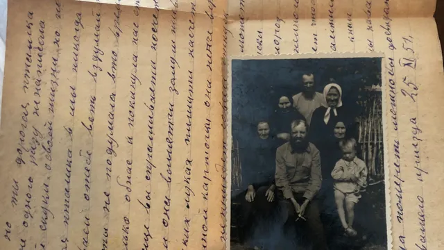 Een Russische brief met een zwart wit foto met familie portret