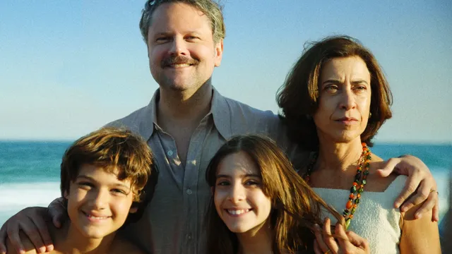 vlnr Selton Mello als Rubens Paiva, Fernanda Torres als Eunice Paiva, Cora Mora als Babiu, and Guilherme Silveira als Marcelo