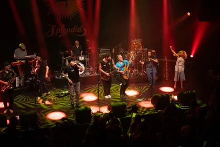 Uitzicht vanaf het balkon op het podium waar Splendid speelt in de Nobel in Leiden
