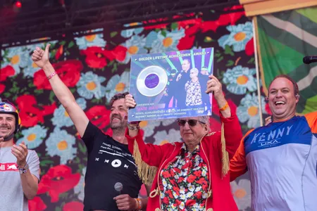 defilé Tante Rikie op het hoofdpodium