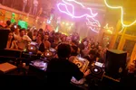 Dj Joase, vanaf de rug gezien, draait in Yellow House voor een dansende menigte