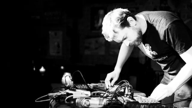 Een korte, harde, elektronische set van de twee heren van De Vrienden van de Duitse Keuken. Het publiek hangt vooral nog aan de zijkant en bekijkt de mannen terwijl zij intens bezig zijn met hun knoppen, bandjes, walkman en meer.