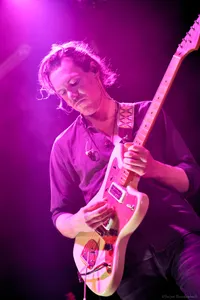 Sander Koning speelt gitaar