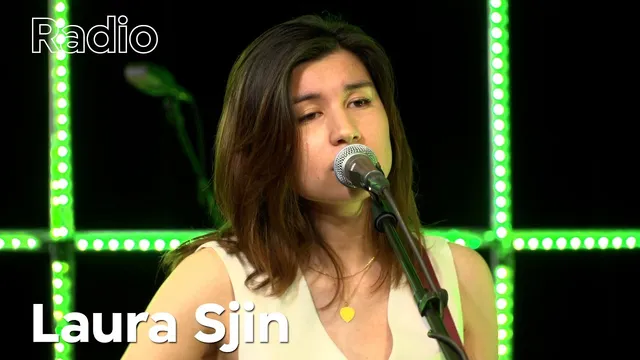 Laura Sjin in de studio van 3FM