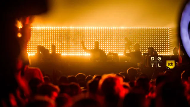 Luuk van Dijk bij DGTL in de Scheepsbouwloods tijdens ADE21