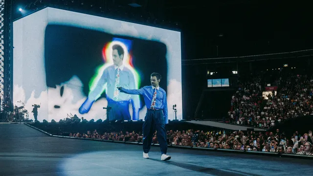 Harry Styles loopt over het podium in de ArenA