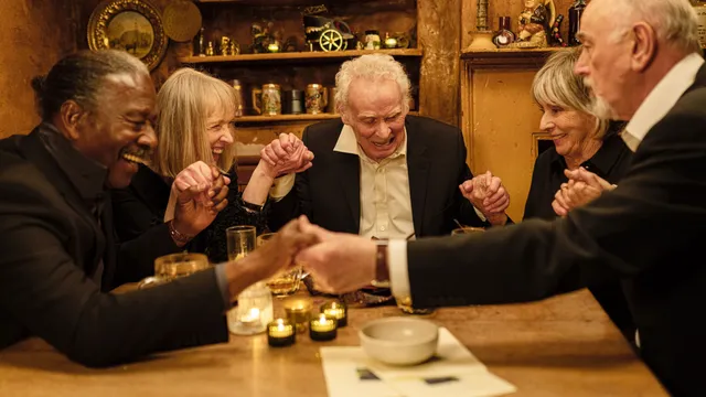 Truelove
V.l.n.r.
Ken (Clarke Peters), Phil (Lindsay Duncan), Tom (Karl Johnson), Marion (Sue Johnston) en David (Peter Egan)