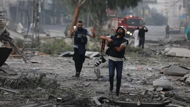 Palestijns fotojournalist Mohammed Zaanoun in Gaza aan het werk
