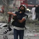 Palestijns fotojournalist Mohammed Zaanoun in Gaza aan het werk