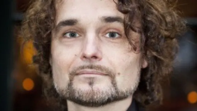 voor Beste Scenario en het Gouden Kalf voor Beste Korte Film. Crijns is een eigenzinnige maker die graag een boodschap meegeeft in zijn films. Zo ook in zijn nieuwste film Bumperkleef, een thriller waarin een ordinaire verkeersruzie uitmondt in een nachtmerrie. In De Favorieten deelt hij vannacht zijn inspiraties.