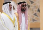 Tahnoun bin Zayed Al Nahyan, de nationale veiligheidsadviseur van de Verenigde Arabische Emiraten (rechts), en Saif bin Zayed Al Nahyan, minister van Binnenlandse Zaken van de Emiraten (links)